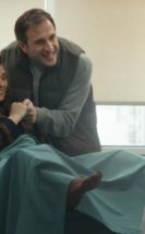 Berkun Oya’nın yönetmenliğini üstlendiği “Kuvvetli Bir Alkış” dizisinden ilk klip geldi!