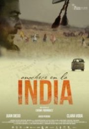 Hindistan’da Gece Şelalesi Anochece en la India