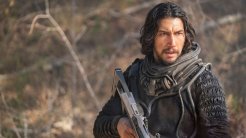 Adam Driver, Yeni Filmi “65”in Fragmanında Dinozorlarla Mücadele Ediyor!