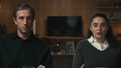 Berkun Oya’nın yönetmenliğini üstlendiği “Kuvvetli Bir Alkış” dizisinin yayın tarihi duyuruldu.