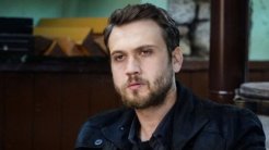 Ünlü oyuncu Aras Bulut İynemli’nin televizyon ekranlarına dönüş yapacağı “Deha” dizisinin yayın tarihi belli oldu!