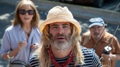 Chris Pine’ın Yönettiği ve Başrolde Oynadığı “Poolman”den İlk Fragman