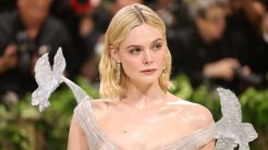 Elle Fanning “Predator” Evrenine Giriyor