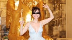 Özge Gürel’e İtalya’da “Uluslararası Yıldız” Ödülü!