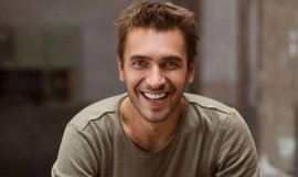 Ulaş Tuna Astepe, “Çift Kişilik Oda” Dizisiyle Ekranlara Dönüyor!