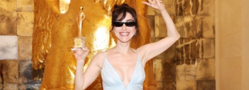 Özge Gürel’e İtalya’da “Uluslararası Yıldız” Ödülü!